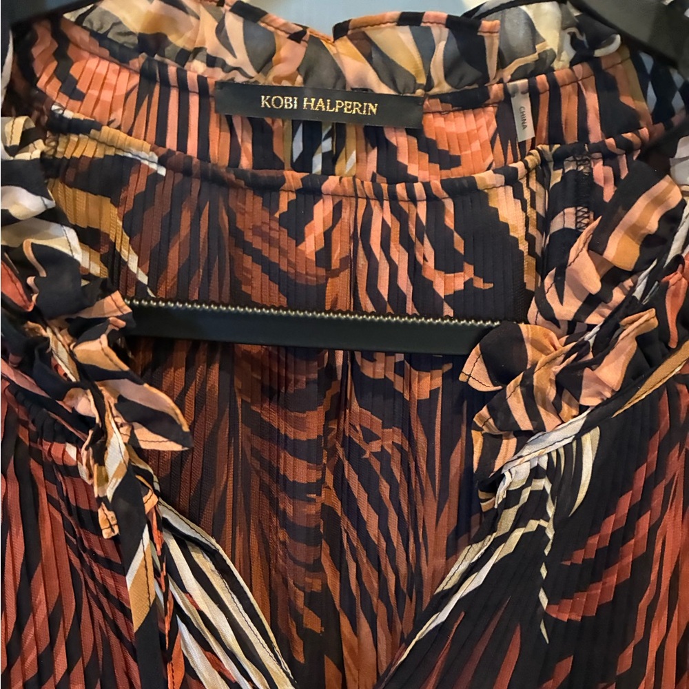 Kobi Halperin Stunning Print Ruffled V Neck 
Top w/ Accordion Pleats Size L